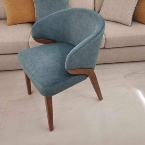 Cadeira Gaia – Estofada em Azul com Braços e Detalhes em Madeira