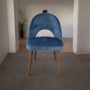 Cadeira Allegra – Veludo Azul e Pés em Nogueira