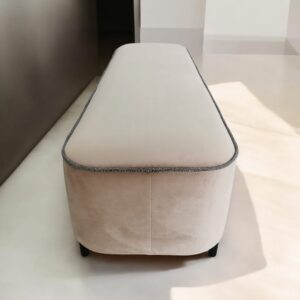 Banco Tavora – Estofo Suave com Acabamento de Cordão e Pés Metálicos Pretos