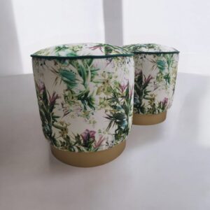 Puff Flora – Estofado Floral Tropical com Base Dourada