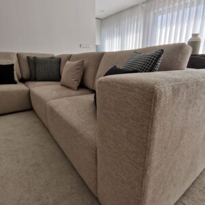 Sofá Modular Lunaris – Tecido Aveludado Cinzento Claro com Encostos Geométricos