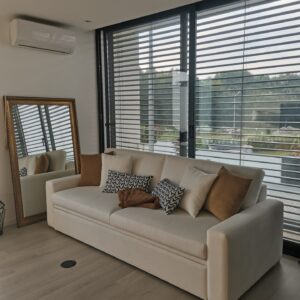 Sofá Rovari – Modular em Tecido Cinzento com Almofadas Decorativas